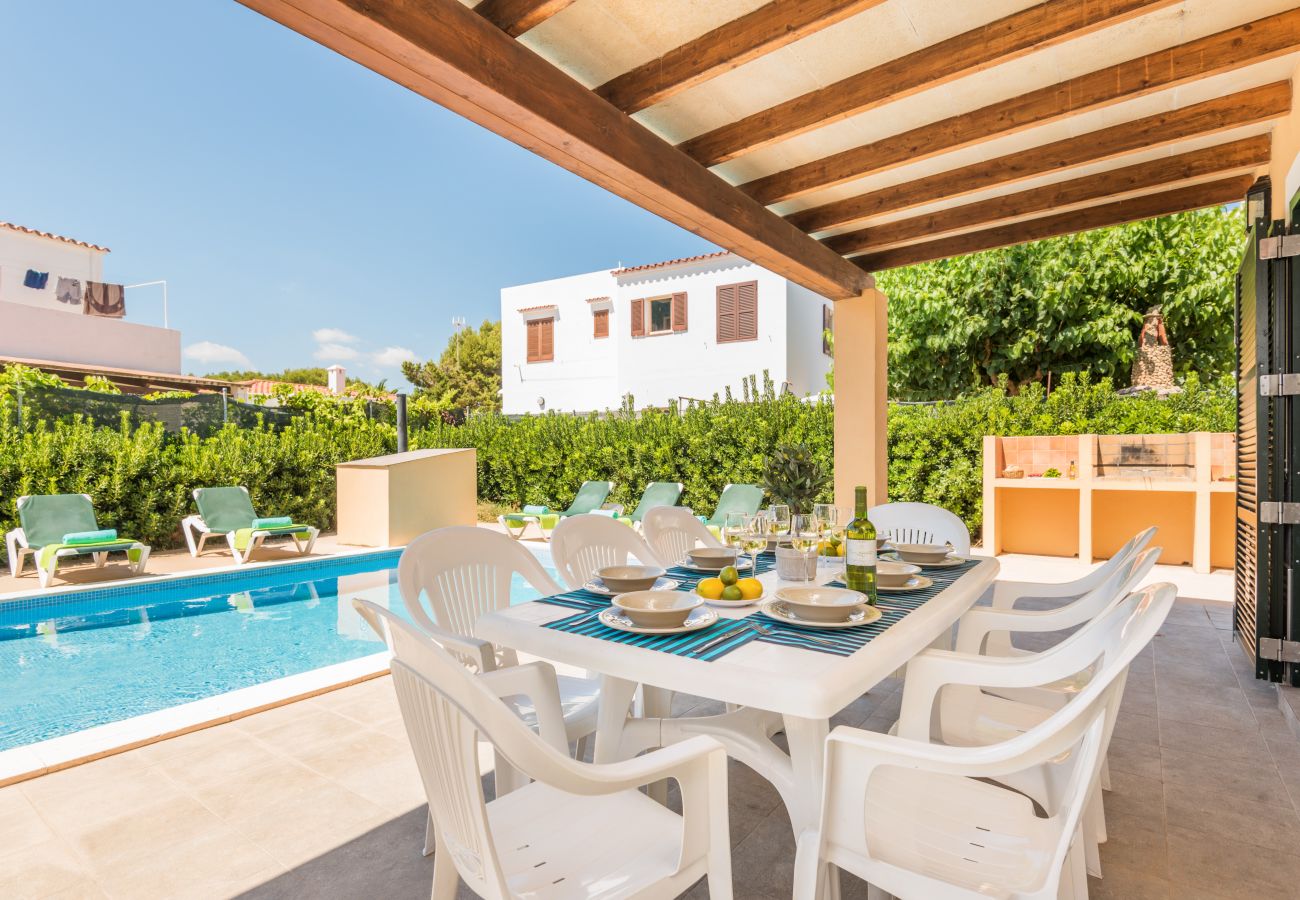 disfruta del buen clima de Menorca con esta excelente terraza y piscina de la villa Garbo