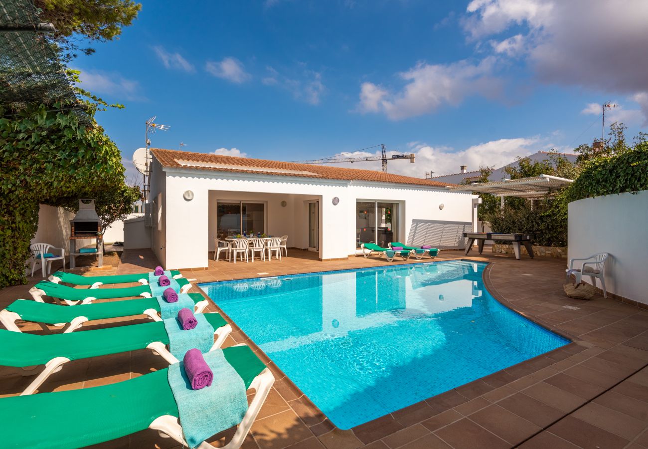 exterior de Villa Raquel en Menorca, con piscina y terraza privada